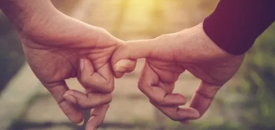 dedos-juntos-pareja-1